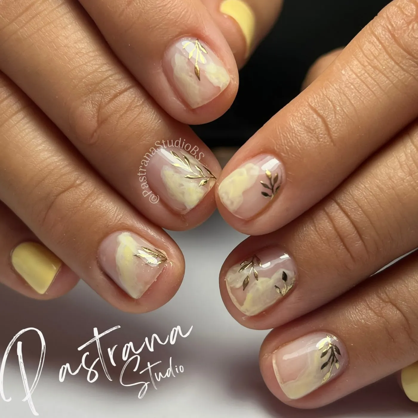 Manicura con gel semipermanente en tono rosa pastel