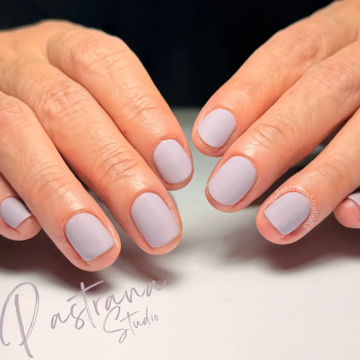 Diseño de uñas con gel semipermanente y acabado brillante