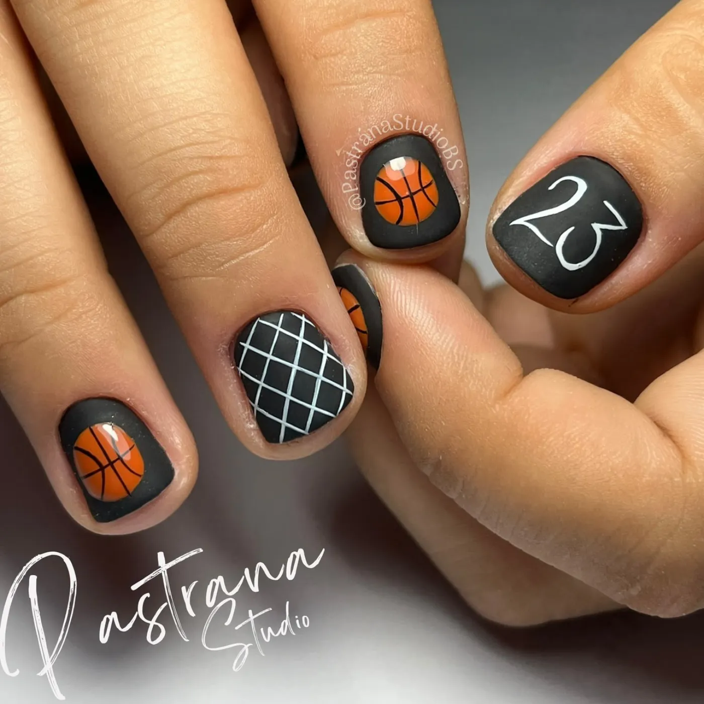 Diseño de gel semipermanente con líneas minimalistas