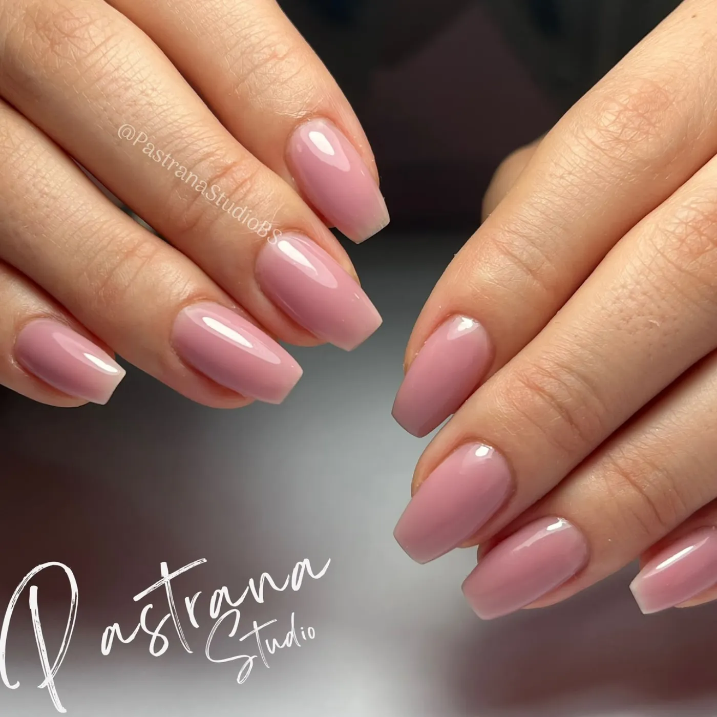Manicura rubber base con decoración de piedras
