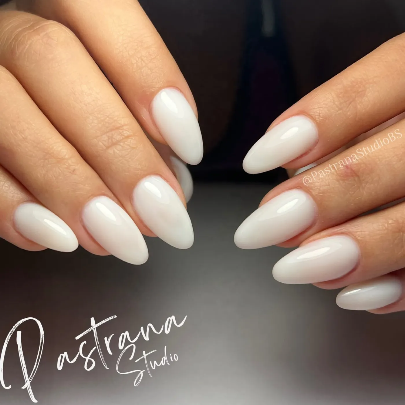 Diseño de rubber base con french tip moderno