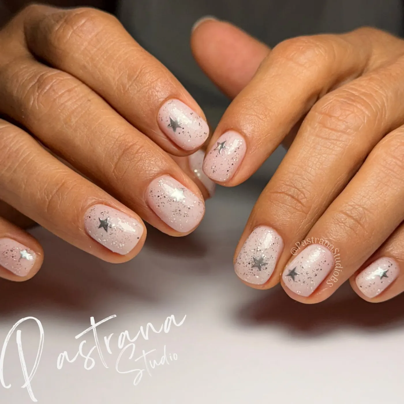 Manicura rubber con diseño geométrico
