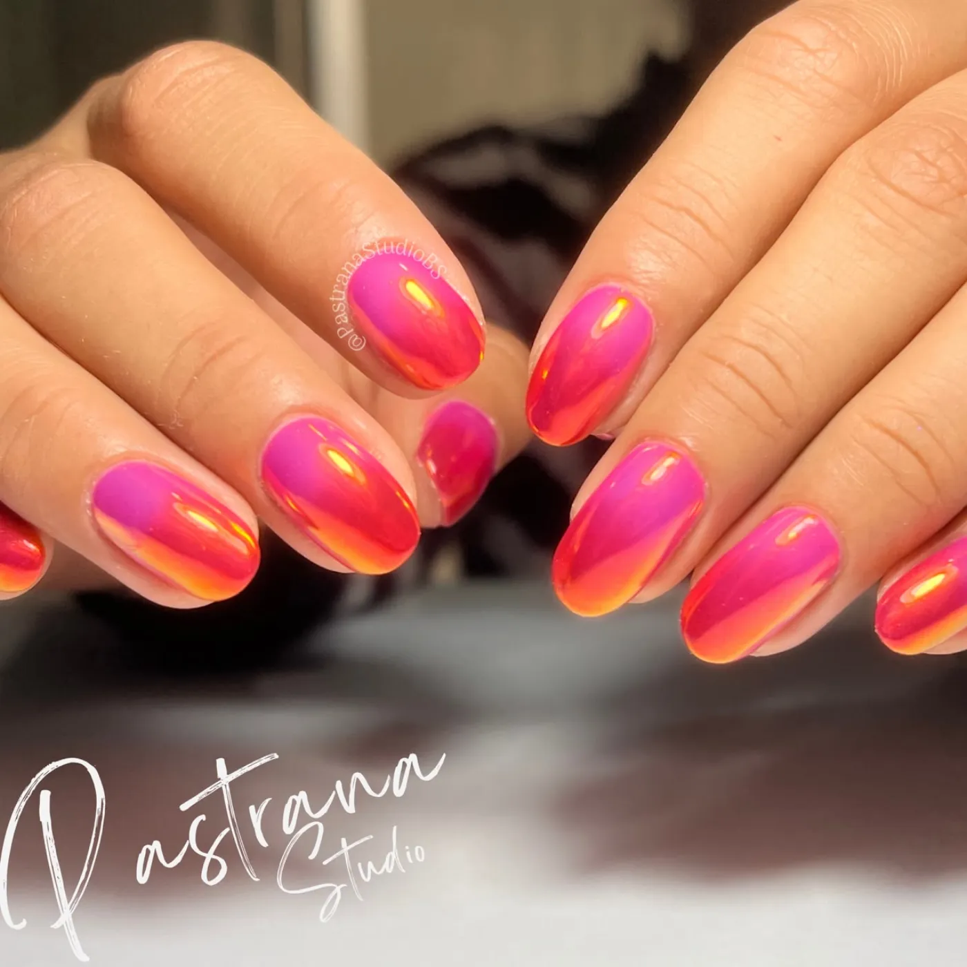 Uñas techgel con diseño artístico multicolor